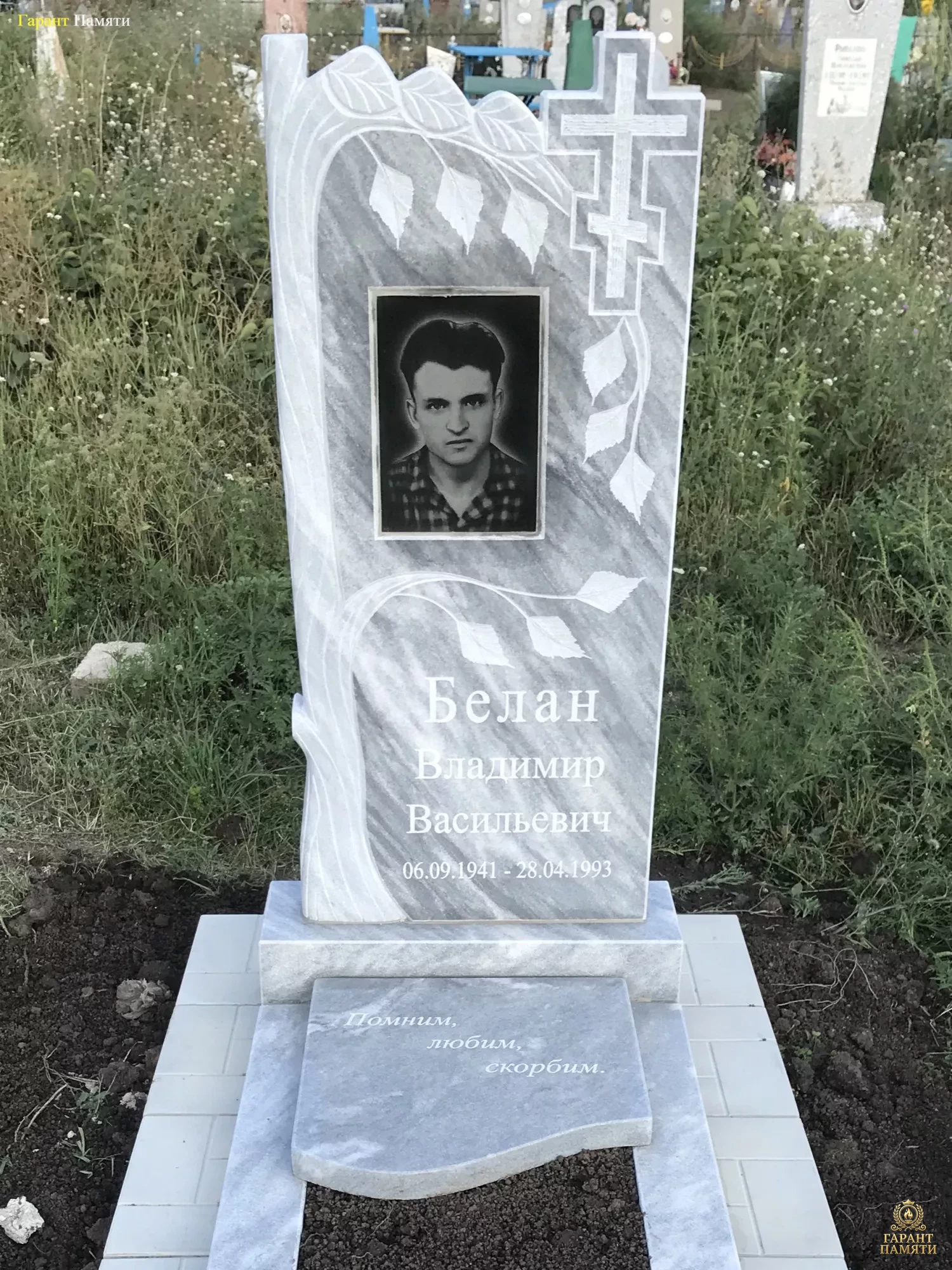 Памятник из мрамора Береза 8